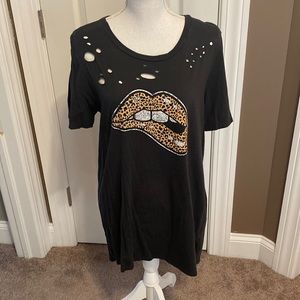 Distresses Leopard Lip Tee ✨
